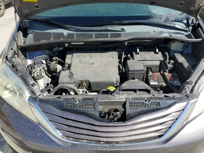 2015 TOYOTA SIENNA LE  