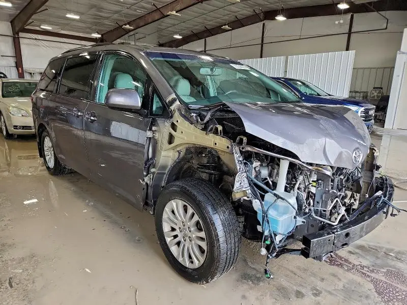 2017 TOYOTA SIENNA XLE  