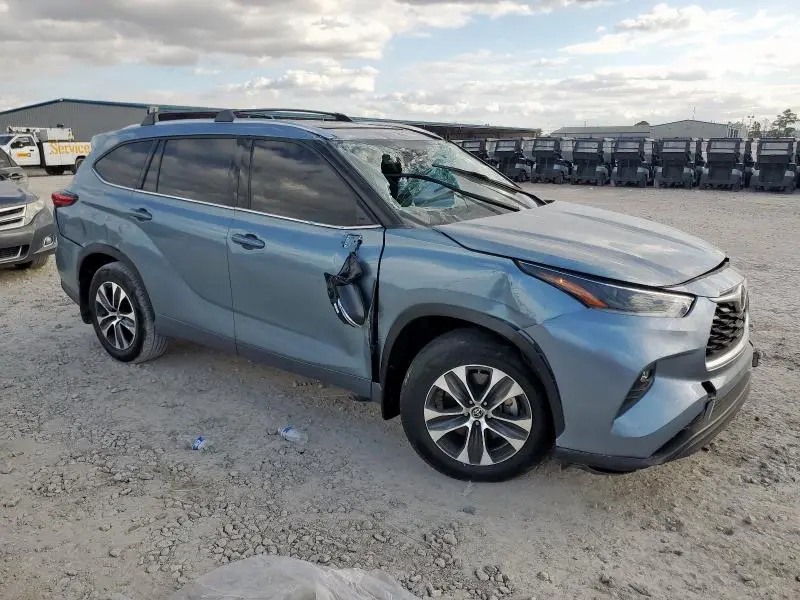 2021 TOYOTA HIGHLANDER XLE  
