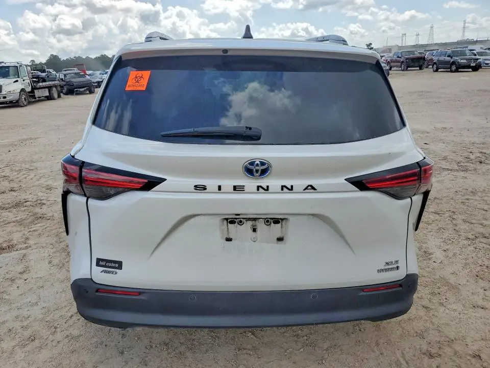2022 TOYOTA SIENNA XLE  