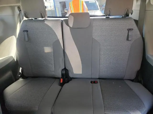 2022 TOYOTA SIENNA LE  