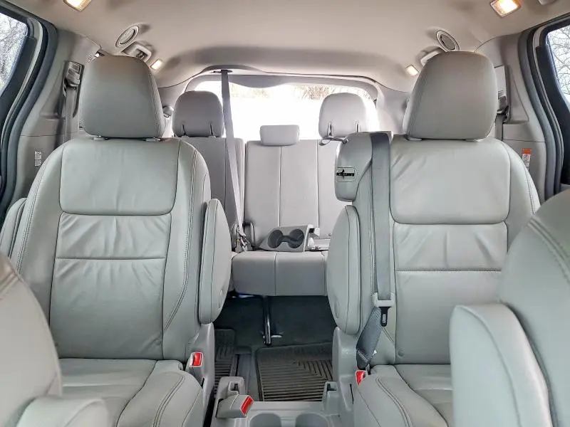 2016 TOYOTA SIENNA XLE PREMIUM 8-PASSENGER  