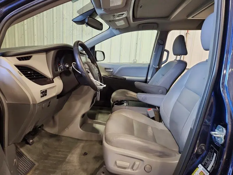 2018 TOYOTA SIENNA XLE  