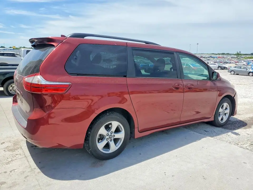 2018 TOYOTA SIENNA LE  