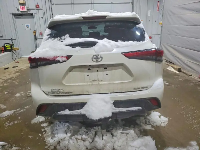 2021 TOYOTA HIGHLANDER XLE  