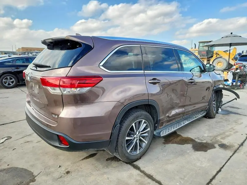 2017 TOYOTA HIGHLANDER SE  