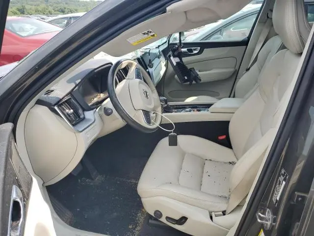 2020 VOLVO XC60 T6 MOMENTUM  