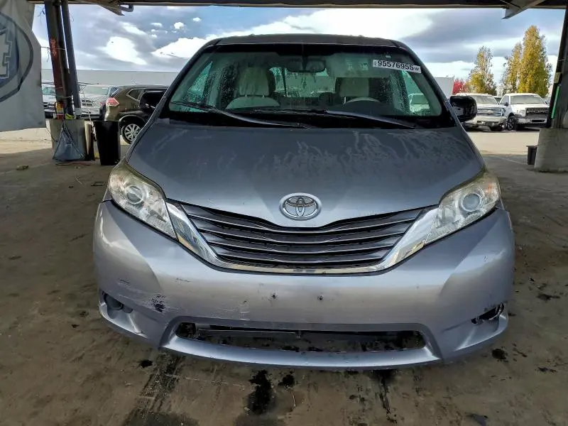 2014 TOYOTA SIENNA LE  
