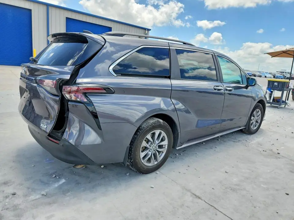 2025 TOYOTA SIENNA XLE 8-PASSENGER  
