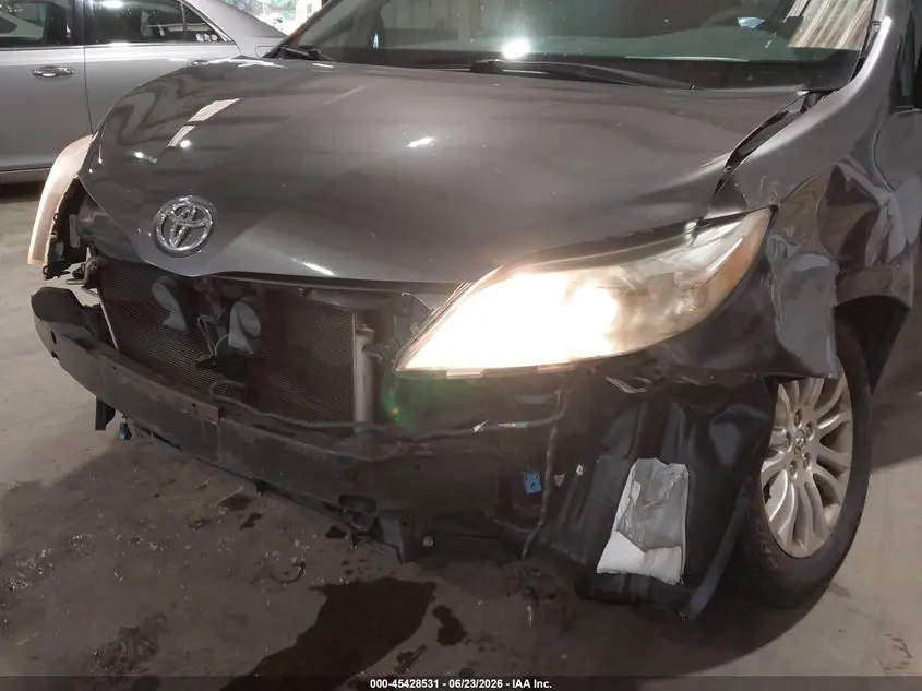 2014 TOYOTA SIENNA XLE V6 8 PASSENGER