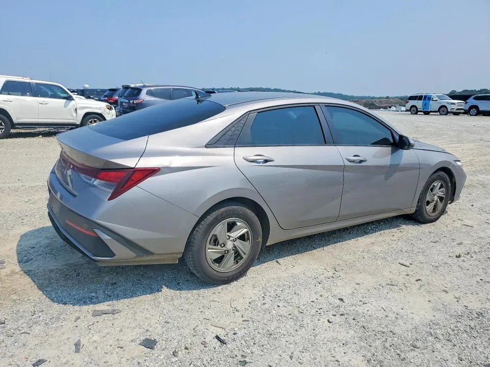 2024 HYUNDAI ELANTRA SE  