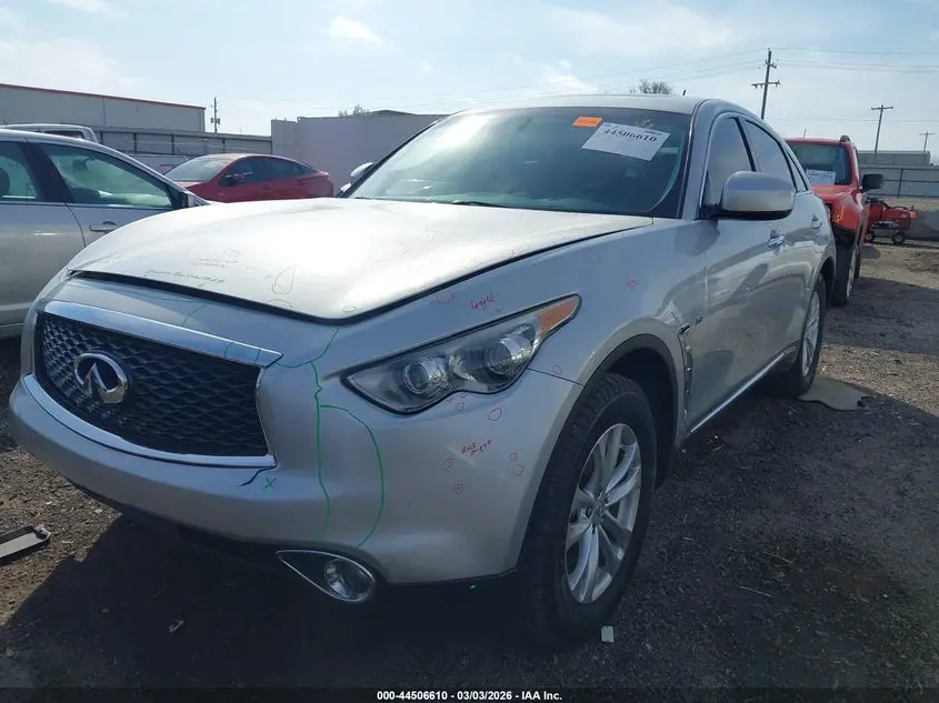 2017 INFINITI QX70  