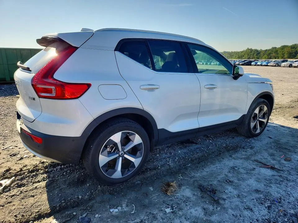 2023 VOLVO XC40 PLUS  
