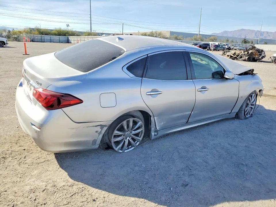 2018 INFINITI Q70 3.7 LUXE  