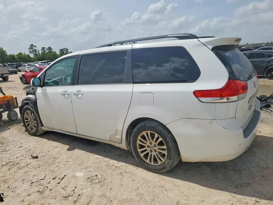 2014 TOYOTA SIENNA XLE 8-PASSENGER  