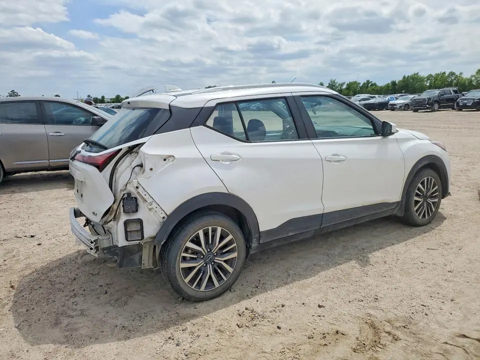 2022 NISSAN KICKS SV  