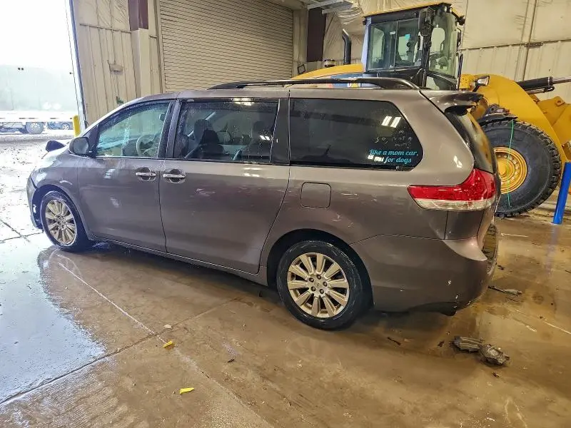 2013 TOYOTA SIENNA XLE  