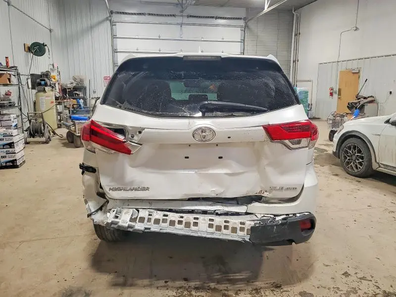 2019 TOYOTA HIGHLANDER SE  