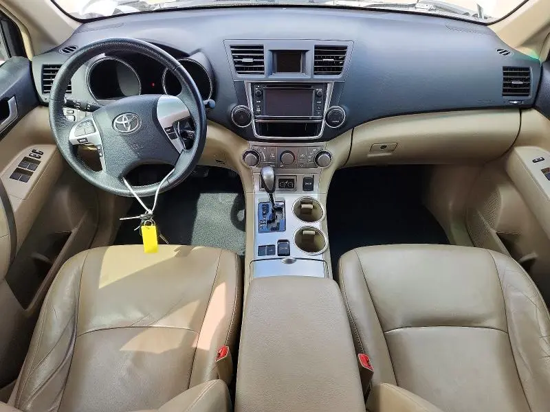 2013 TOYOTA HIGHLANDER SE  