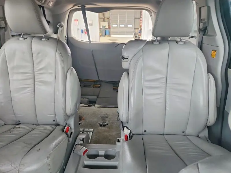 2011 TOYOTA SIENNA   