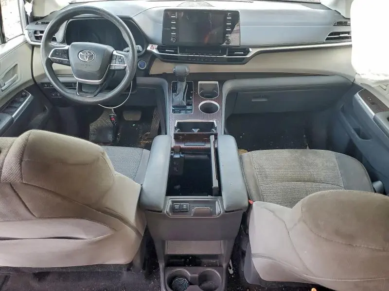 2021 TOYOTA SIENNA LE  