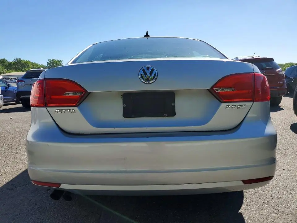 2011 VOLKSWAGEN JETTA SE  