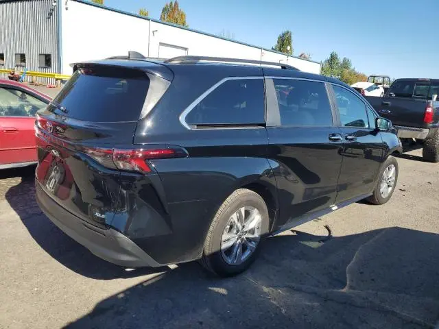 2025 TOYOTA SIENNA XLE  