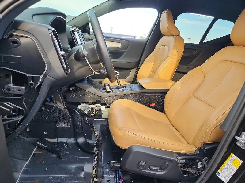 2020 VOLVO XC40 T5 MOMENTUM  