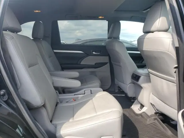 2017 TOYOTA HIGHLANDER SE  