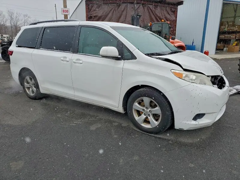 2017 TOYOTA SIENNA LE  