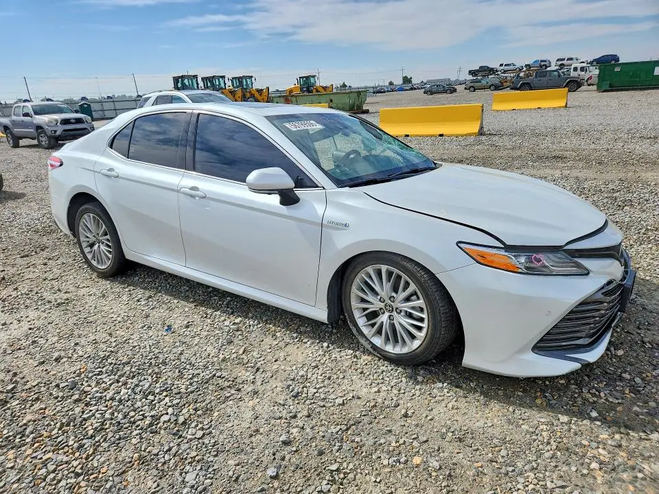 2020 TOYOTA CAMRY XLE  