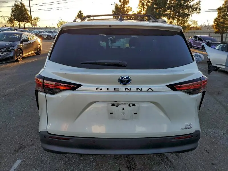 2021 TOYOTA SIENNA XLE  