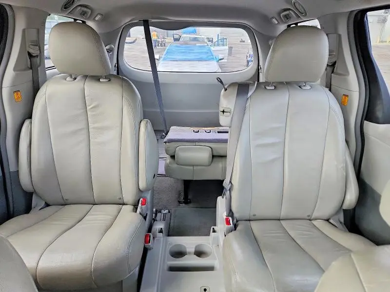 2011 TOYOTA SIENNA LE  