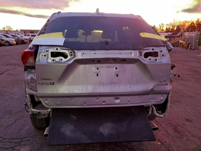 2021 TOYOTA RAV4 XLE  