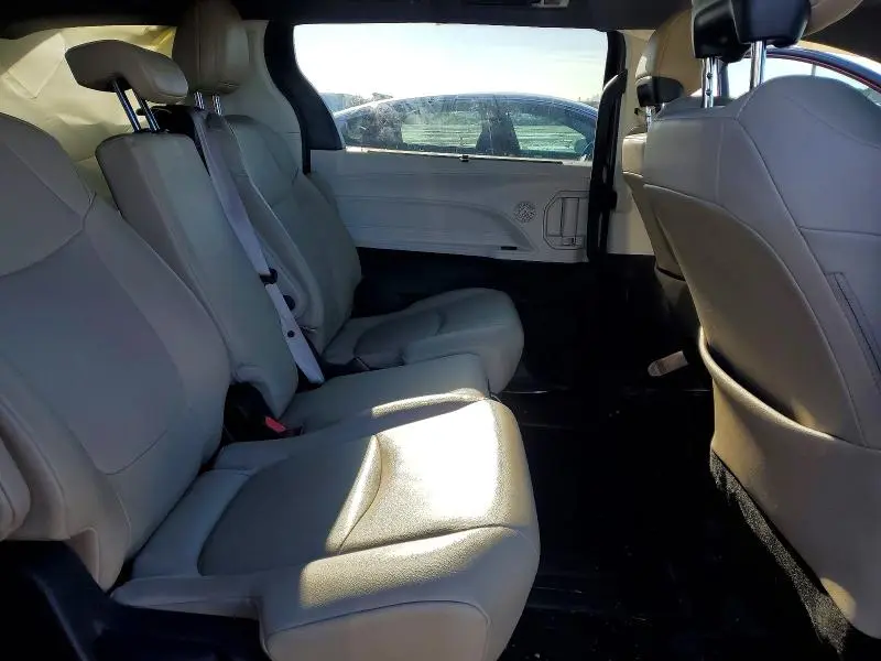 2021 TOYOTA SIENNA XLE  