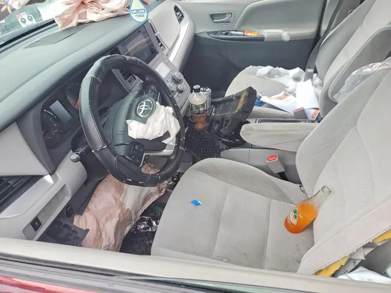 2015 TOYOTA SIENNA LE  