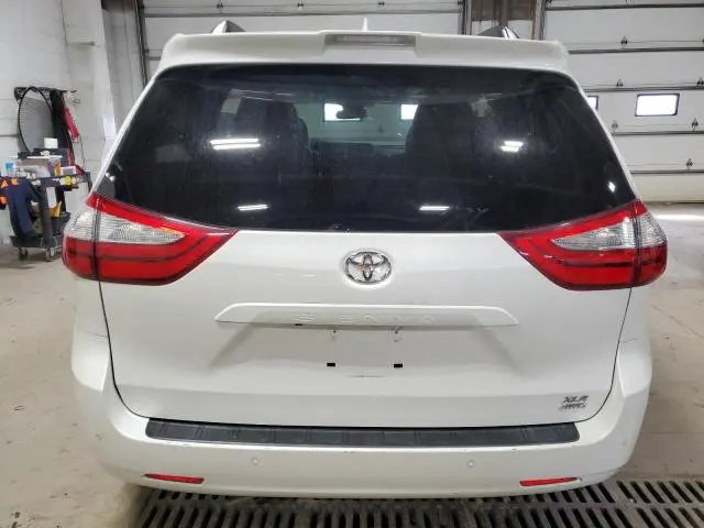 2019 TOYOTA SIENNA XLE  