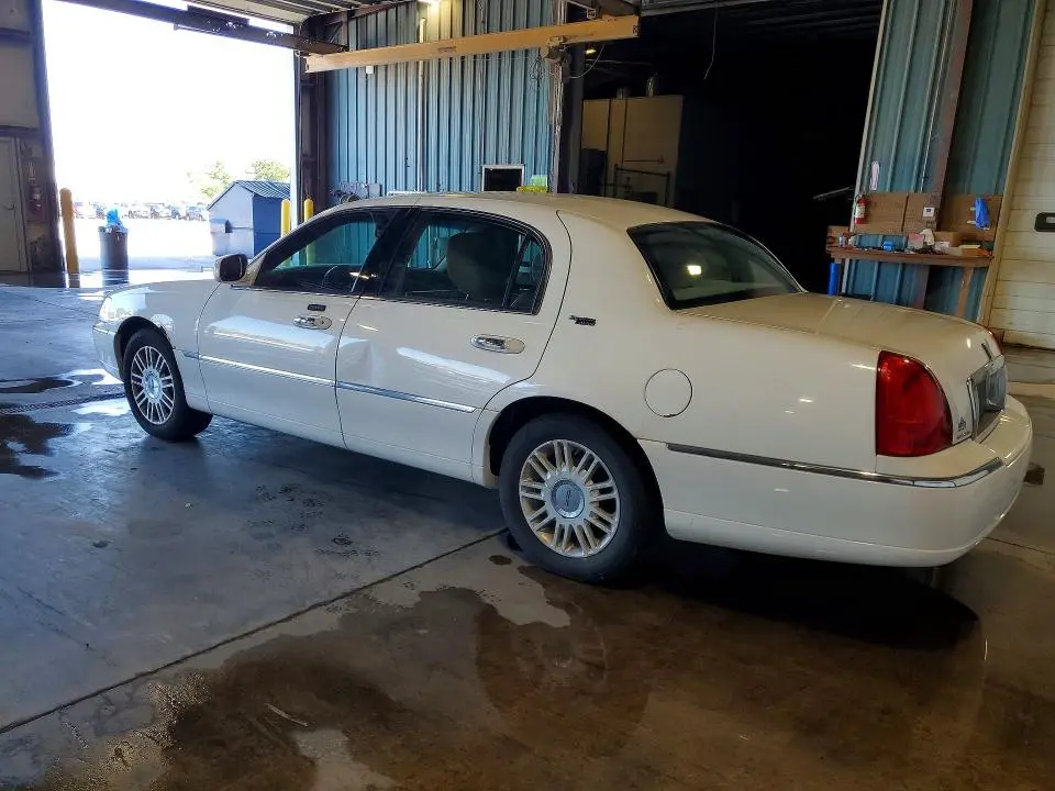 2011 LINCOLN TOWN CAR SIGNATURE LIMITED  