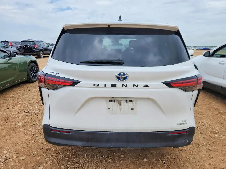 2021 TOYOTA SIENNA LE  