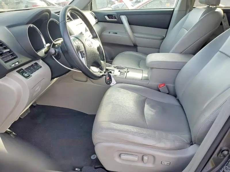 2012 TOYOTA HIGHLANDER SE  