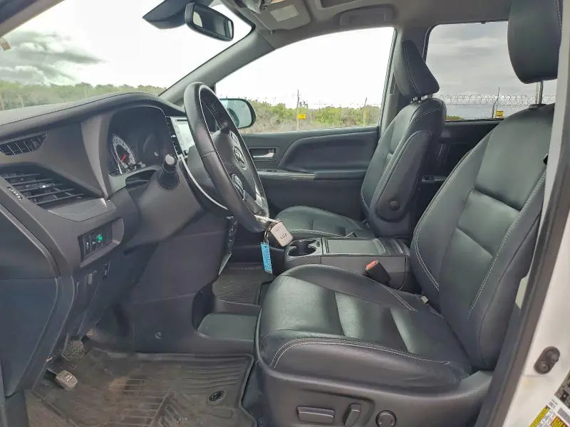 2020 TOYOTA SIENNA SE  