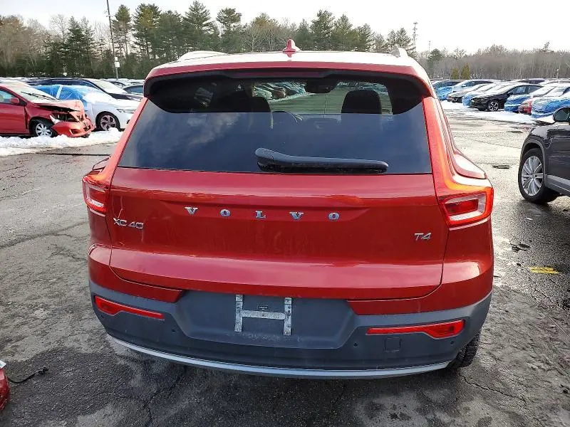 2019 VOLVO XC40 T4 MOMENTUM  