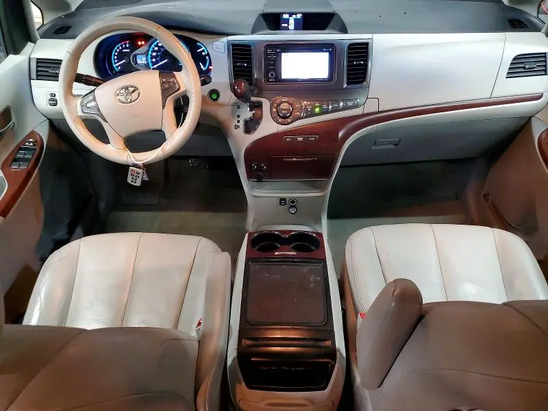 2013 TOYOTA SIENNA XLE  