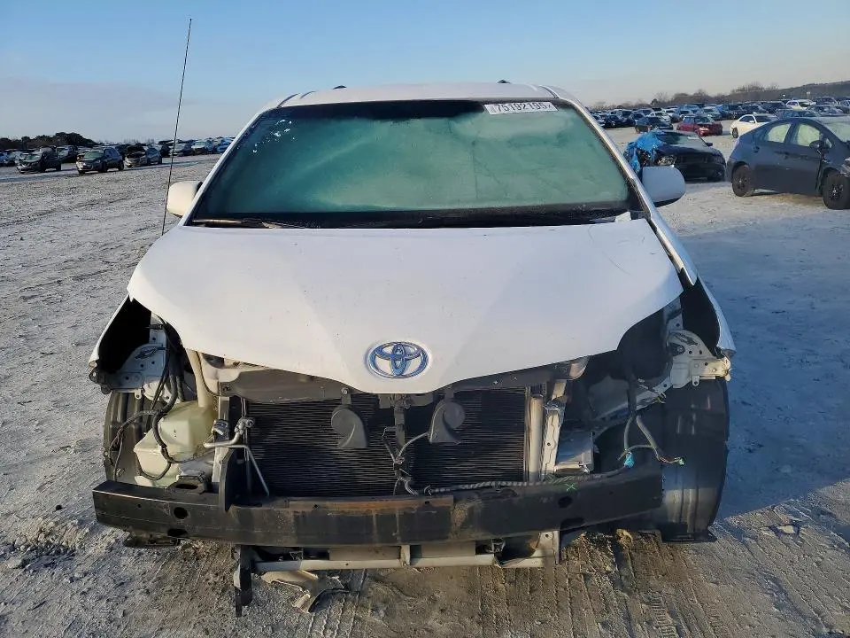 2011 TOYOTA SIENNA LE  
