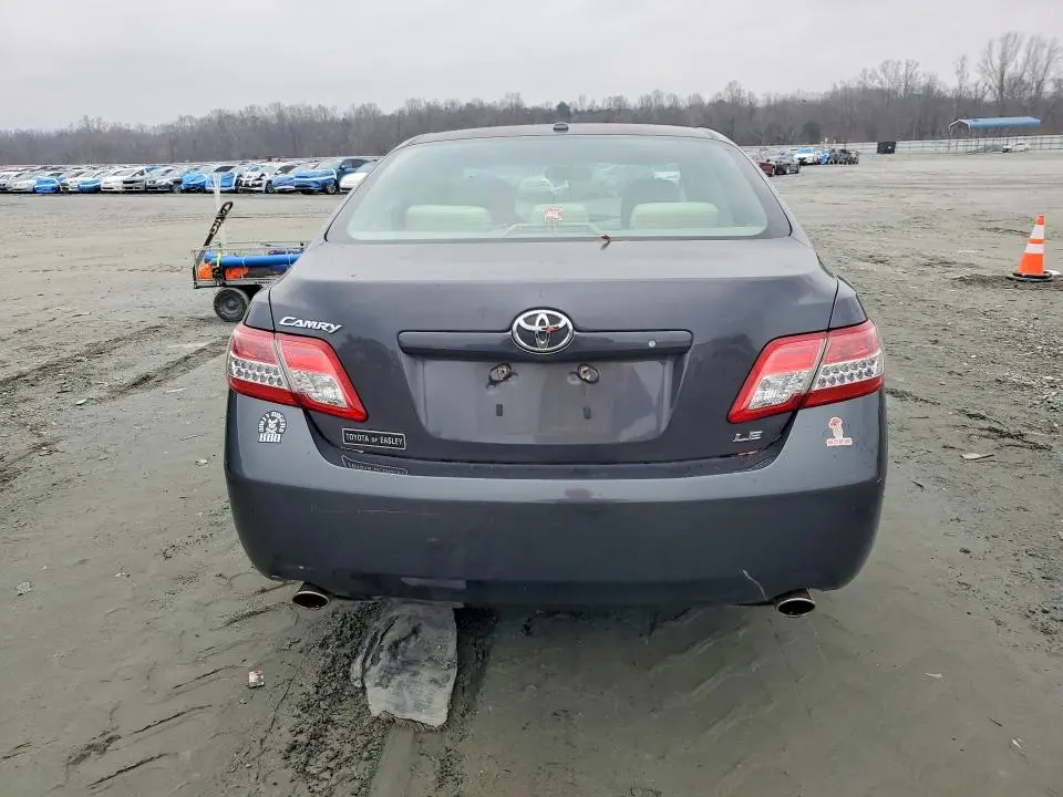 2011 TOYOTA CAMRY SE  
