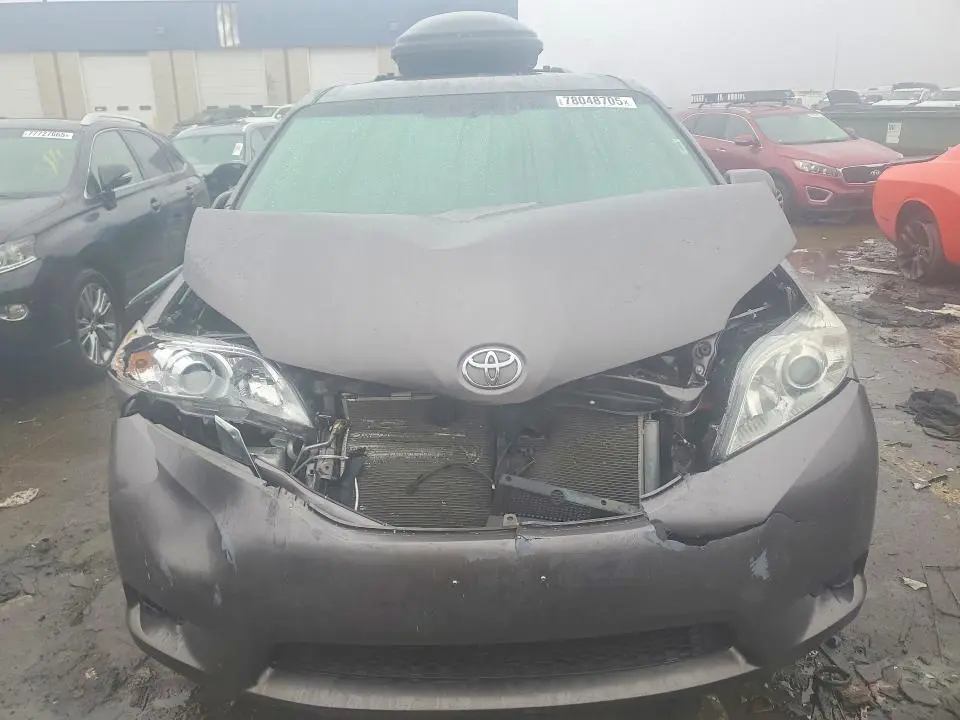 2017 TOYOTA SIENNA LE  