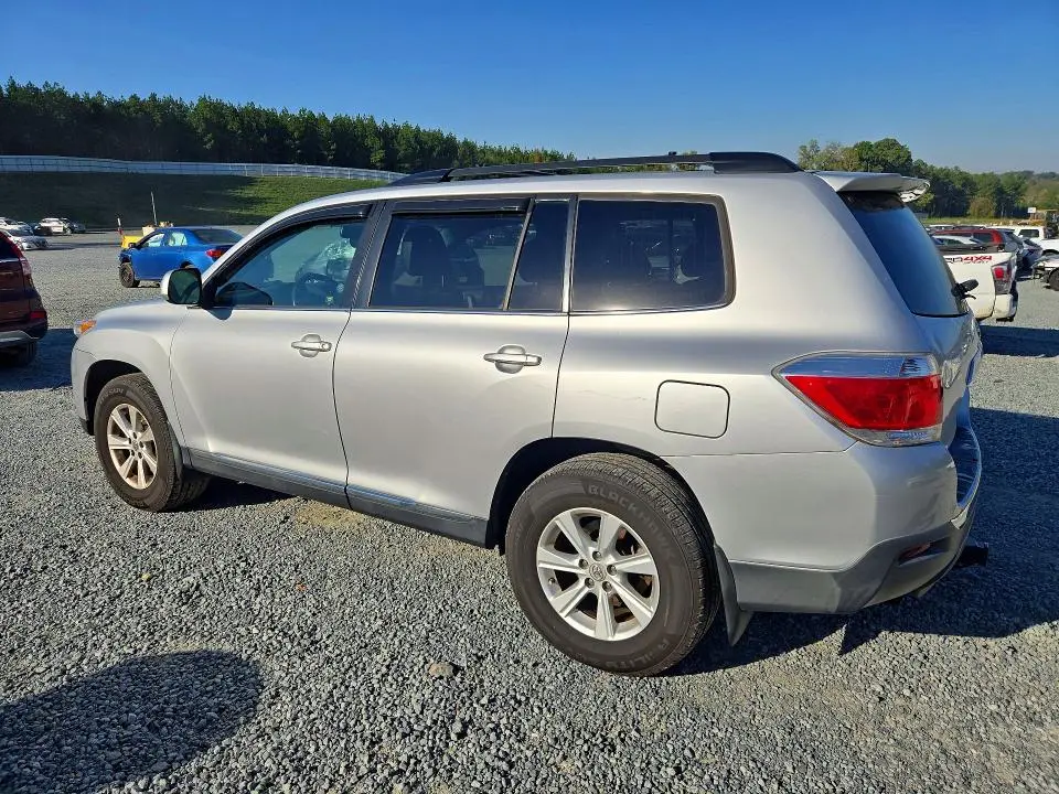 2011 TOYOTA HIGHLANDER SE  