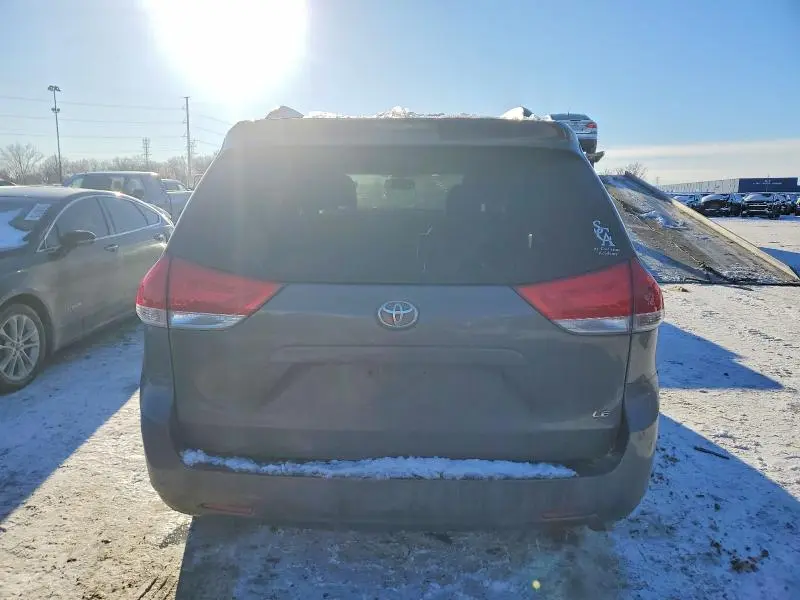 2013 TOYOTA SIENNA LE  