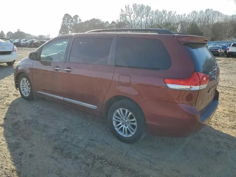 2013 TOYOTA SIENNA XLE  