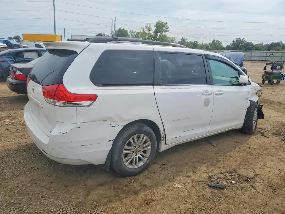 2013 TOYOTA SIENNA XLE 8-PASSENGER  